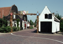 849805 Gezicht in de Burg. Jhr. H. van den Boschstraat te Amerongen, vanaf de Utrechtsestraatweg, met versieringen ter ...